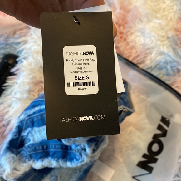 Fashion nova barely there high rise denim shorts - Picture 5 of 7